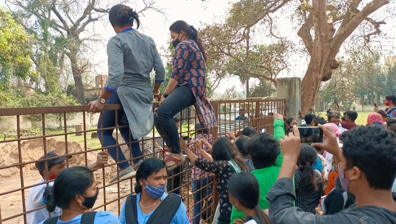ফের ছাত্র বিক্ষোভে উত্তপ্ত বিশ্বভারতী, অনির্দিষ্টকালের জন্য ঘেরাও কর্মসূচি চলার ডাক
