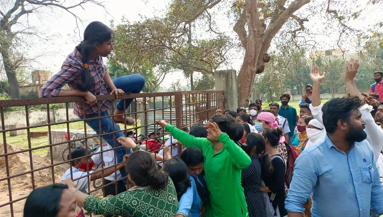 ফের ছাত্র বিক্ষোভে উত্তপ্ত বিশ্বভারতী, অনির্দিষ্টকালের জন্য ঘেরাও কর্মসূচি চলার ডাক