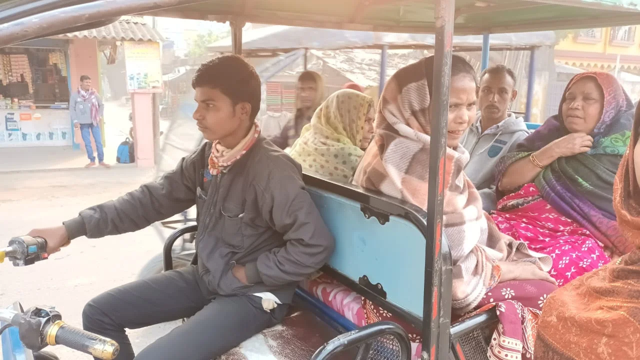 স্কুল শুরু ক্লাসে যাওয়া হল না টোটোচালক ইসমাইলের