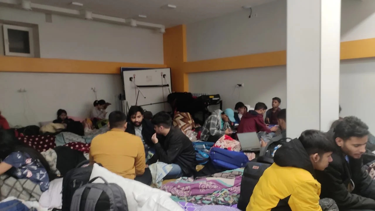 বেসমেন্টে অসহায় হাজার বাঙালি পড়ুয়া !<div class=