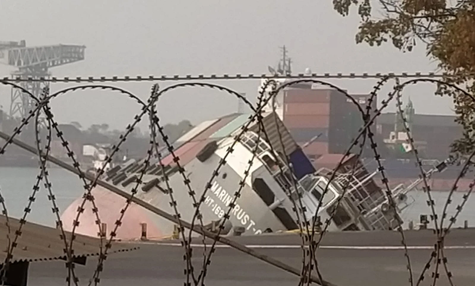 কলকাতা বন্দরে ডুবল পণ্যবাহী জাহাজ