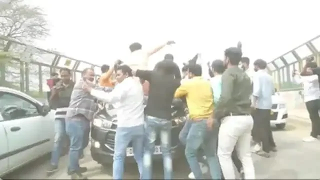 মন্ত্রী সত্যেন্দ্র জৈনের গাড়িতে হামলা, নিশানায় বিজেপি, ভিডিও ট্যুইট কেজরির