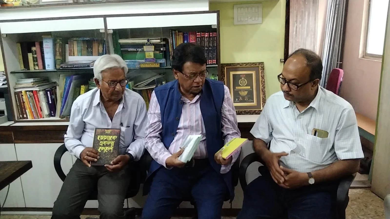 পুবের কলম দফতরে ফিরোজ চৌধুরী ও মেকাইল রহমানের বইয়ের উন্মোচন করলেন সম্পাদক আহমদ হাসান ইমরান