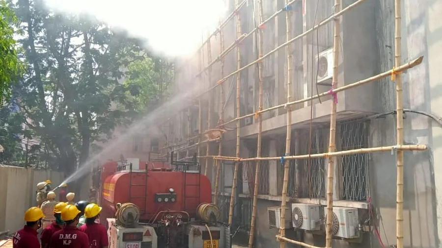 যাদবপুরে আইআইসিবি-এর ক্যাম্পাসের ল্যাবে  আগুন, ঘটনাস্থলে দমকল মন্ত্রী
