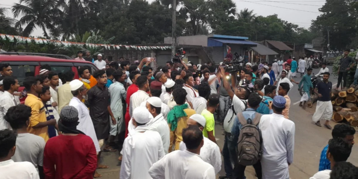 আনিসঃ 'বিক্ষোভকারীরা সবাই বহিরাগত, গ্রামের মানুষ আমাদের সঙ্গেই আছেঃ' ফিরহাদ   