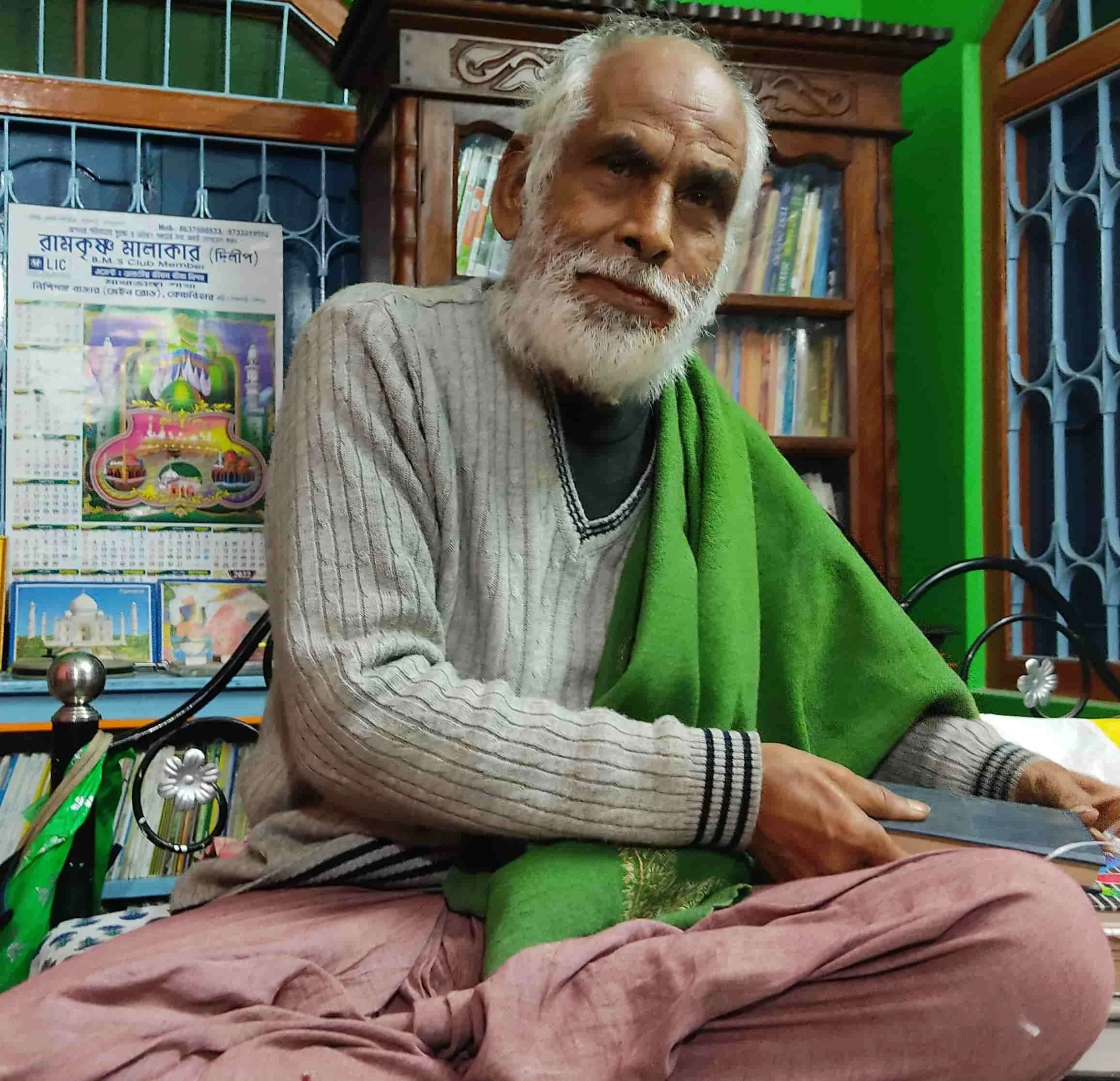 জীবন সায়াহ্নে ছাত্রছাত্রীদের গ্রন্থাগার উপহার দিতে চান আবদুল্লাহ স্যার