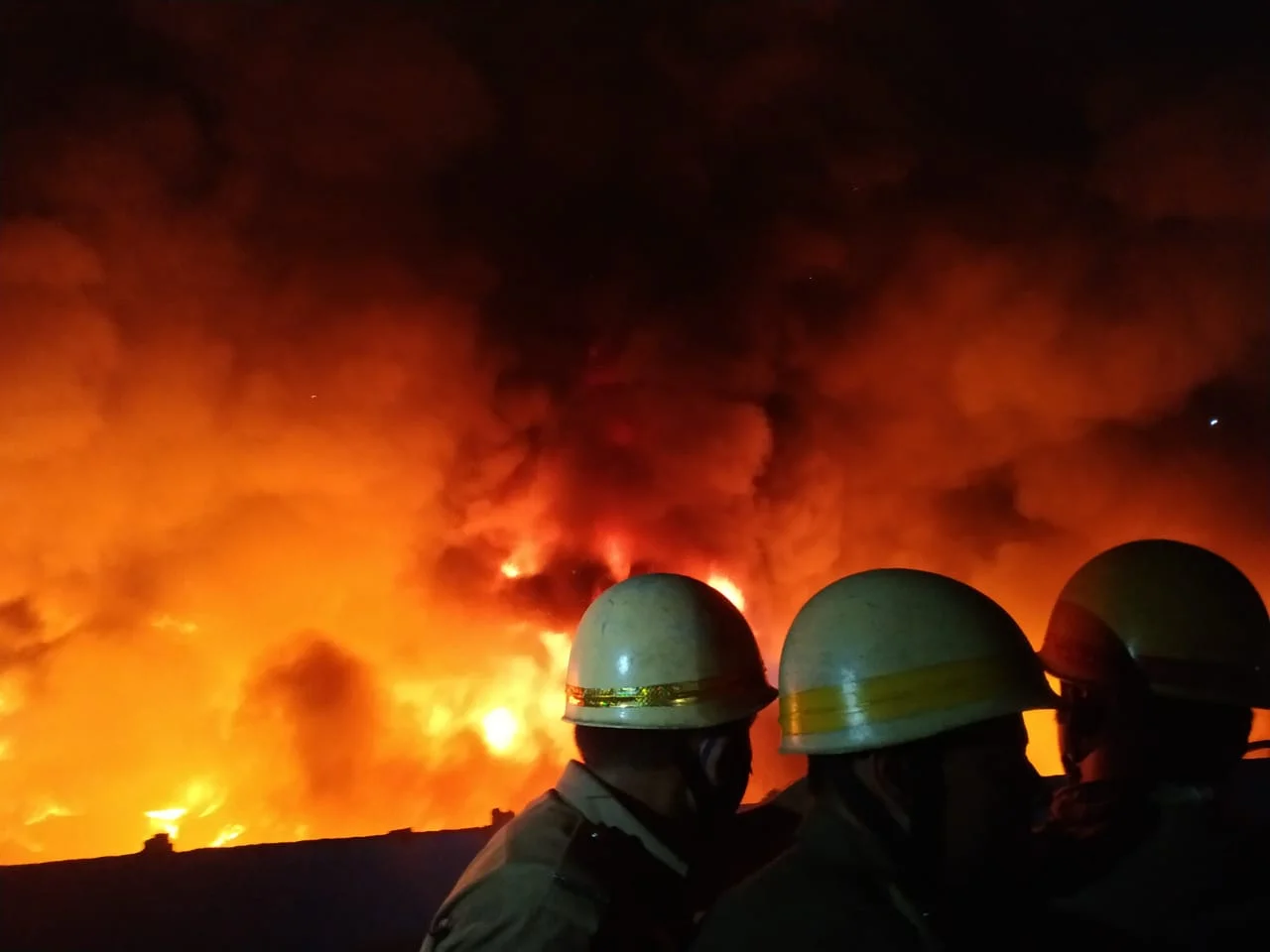 ট্যাংরার রেস্কিনের গুদামে বিধ্বংসী আগুন, ঘটনাস্থলে দমকল