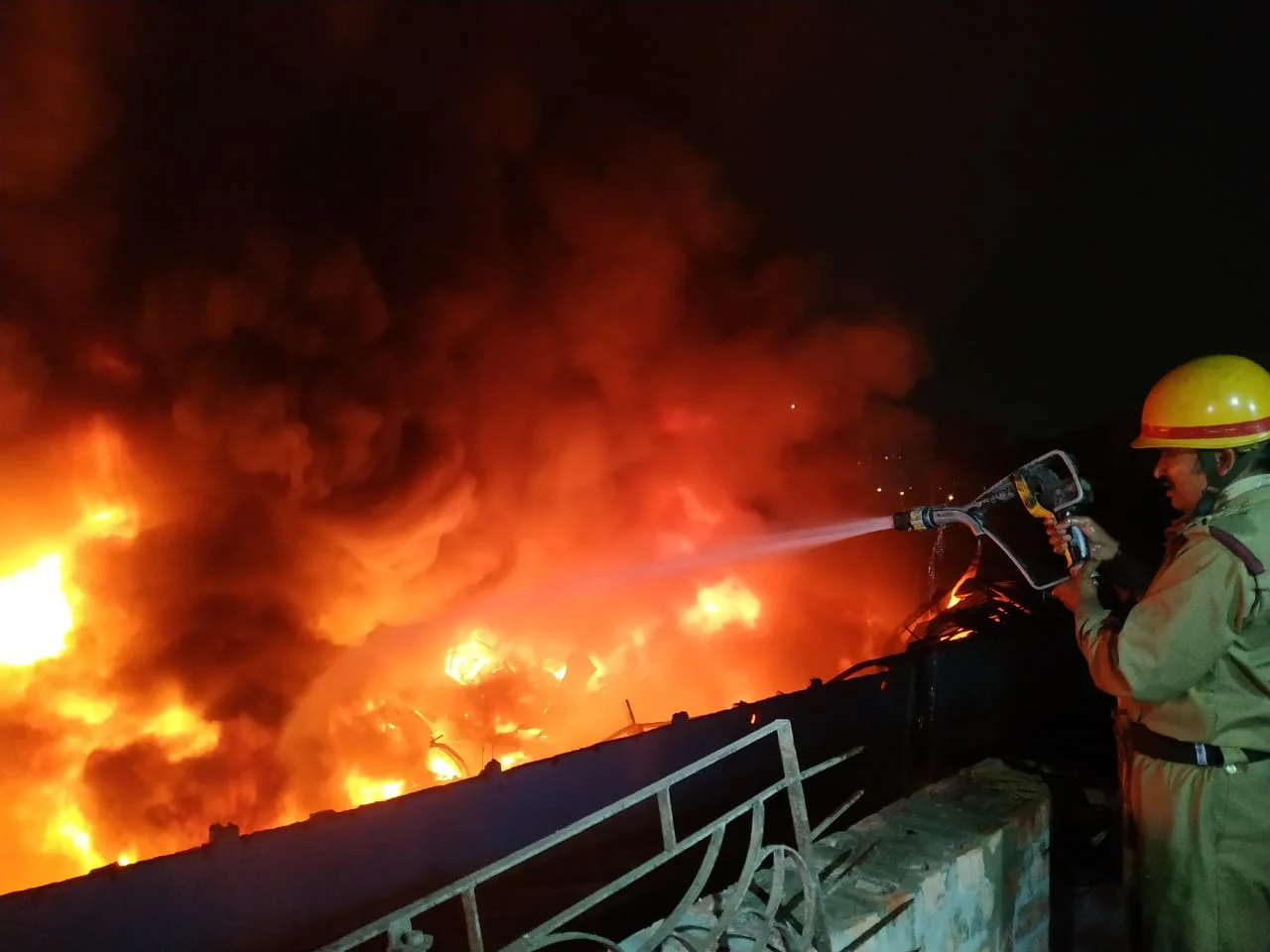 ট্যাংরার রেস্কিনের গুদামে বিধ্বংসী আগুন, ঘটনাস্থলে দমকল