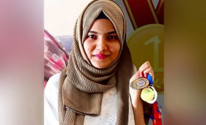 হিজাবধারী বুশরা এখন দেশের ইঞ্জিনিয়ারিং পড়ুয়াদের রোল মডেল!