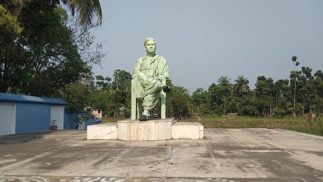 নেই যথাযথ সংরক্ষণ, ক্রমেই বিস্মৃতির  ধুলো জমছে  বিভূতিভূষণের   বসতভিটায়