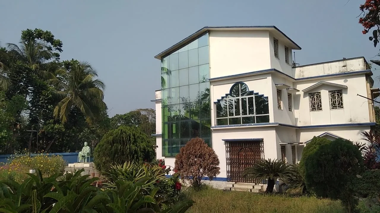 নেই যথাযথ সংরক্ষণ, ক্রমেই বিস্মৃতির  ধুলো জমছে  বিভূতিভূষণের   বসতভিটায়