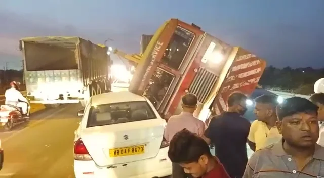 সাঁতরাগাছিতে হাইড্রা ক্রেন ডাম্পার উল্টে দুর্ঘটনা, হতাহতের খবর নেই