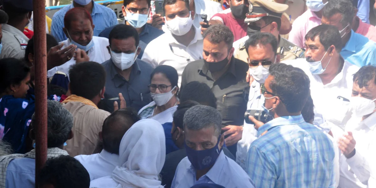 রামপুহাট কাণ্ডঃ মুখ্যমন্ত্রীকে দেখেই কান্নায় ভেঙে পড়লেন স্বজনহারা পরিবার