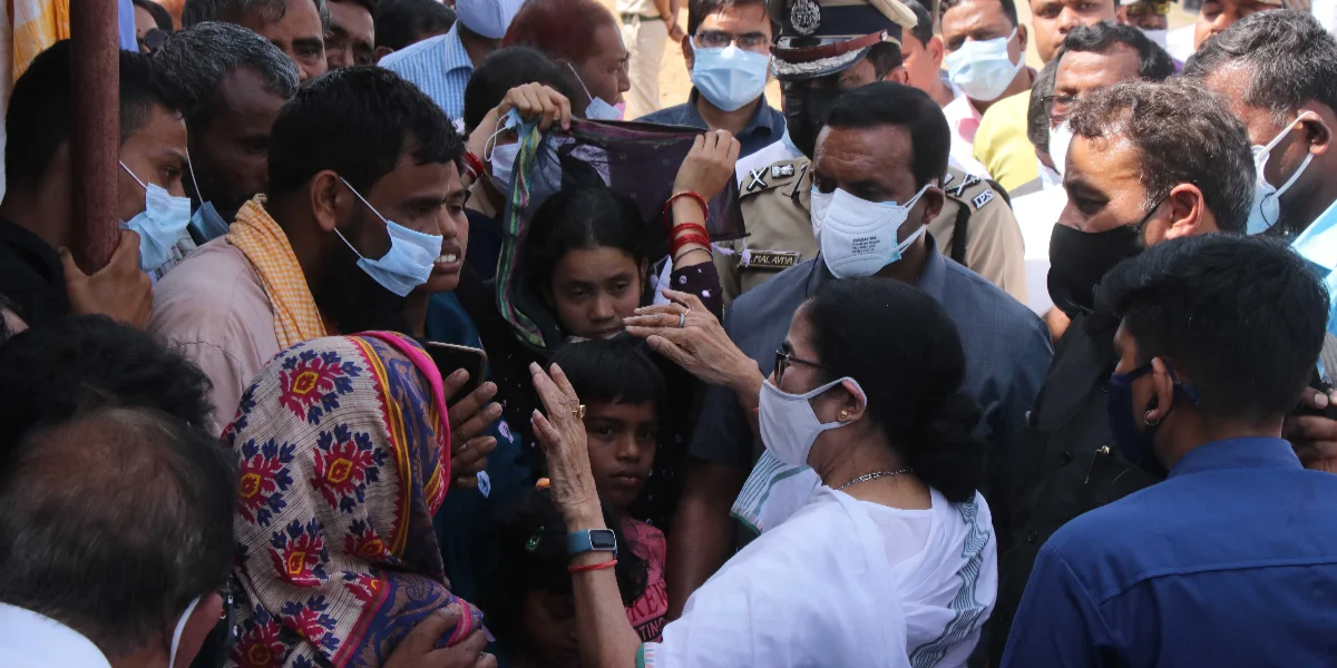 রামপুহাট কাণ্ডঃ মুখ্যমন্ত্রীকে দেখেই কান্নায় ভেঙে পড়লেন স্বজনহারা পরিবার