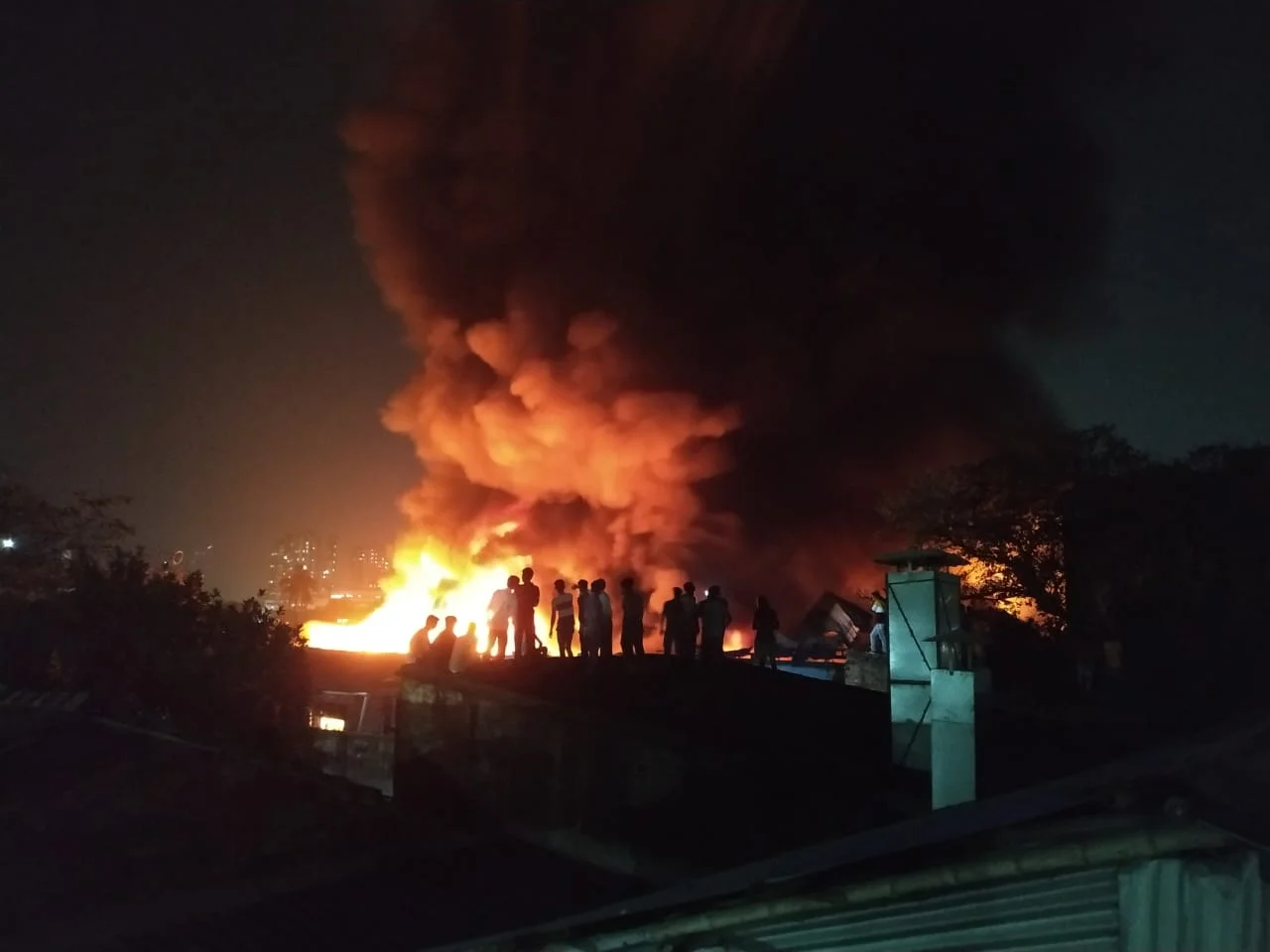 ট্যাংরার রেস্কিনের গুদামে বিধ্বংসী আগুন, ঘটনাস্থলে দমকল