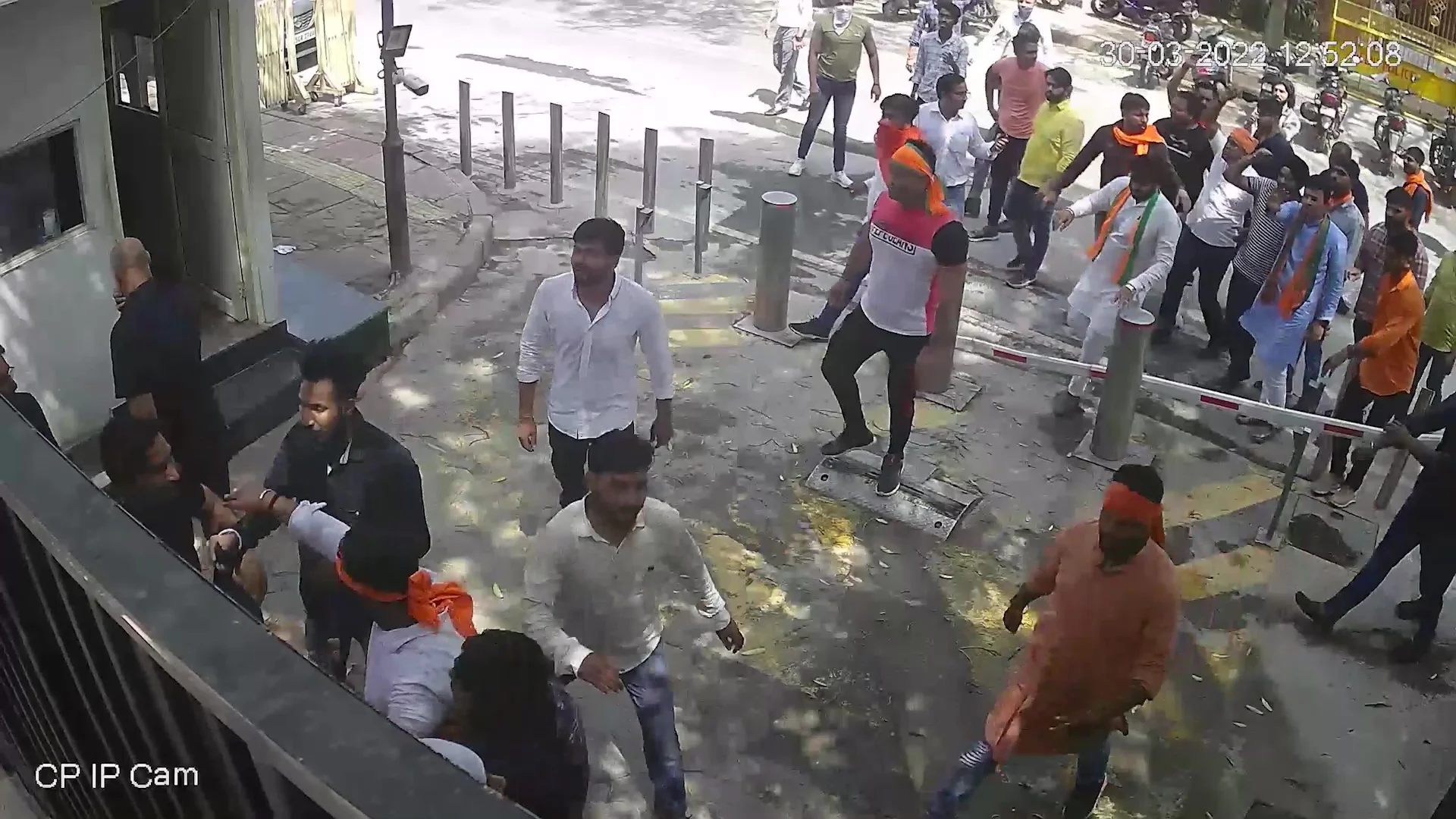 কাশ্মীর ফাইলস নিয়ে মন্তব্যের জের, এবার বাড়ি ভাঙচুর কেজরির,অভিযোগ বিজেপির দিকে