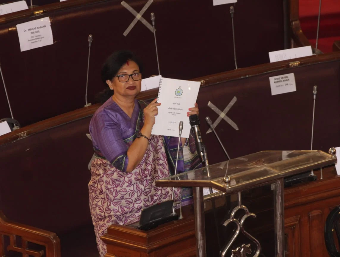 অর্থমন্ত্রী চন্দ্রিমা ভট্টাচার্যের বাজেট পেশ, তুমুল বিক্ষোভ বিজেপির , হাল ধরলেন মুখ্যমন্ত্রী  