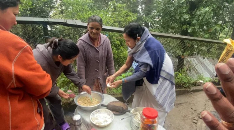 দার্জিলিংয়ে পাহাড়ি মেয়েদের সঙ্গে হাতে হাত মিলিয়ে মোমো বানালেন মুখ্যমন্ত্রী