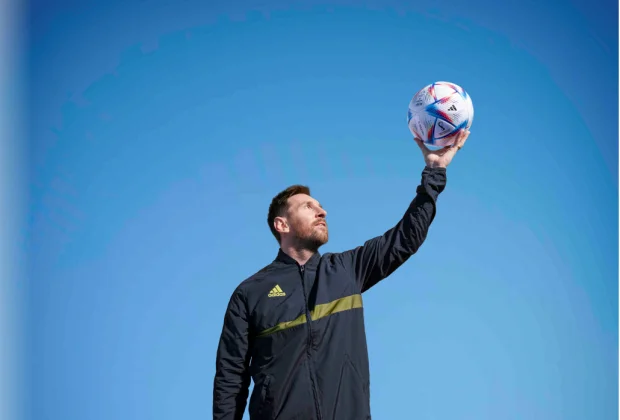 কাতার বিশ্বকাপের অফিসিয়াল ম্যাচ বল "আল রিহলা" - র মোড়ক উন্মোচন করলেন মেসি