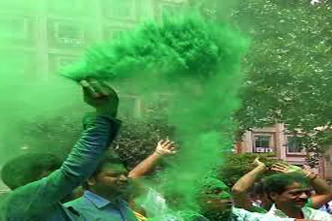 সবুজ ঝড়ে ধরাশায়ী বিরোধীরা,  ১০৮টি পুরসভার ১০২টিতেই জয়ী তৃণমূল