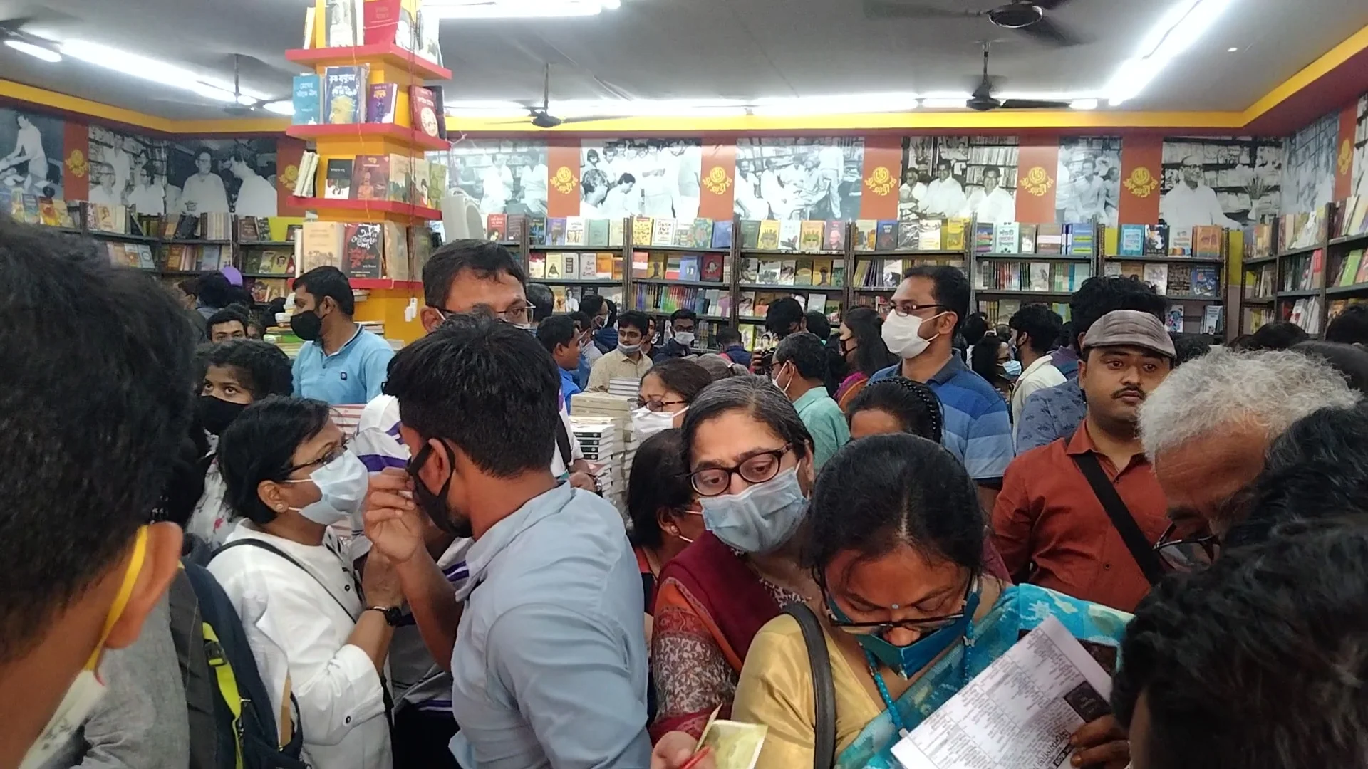 ডিজিটাল মিডিয়া থাবা বসাতে পারেনি "বই পড়ার" আবেগে৷ বলছেন গিল্ড কর্তারা