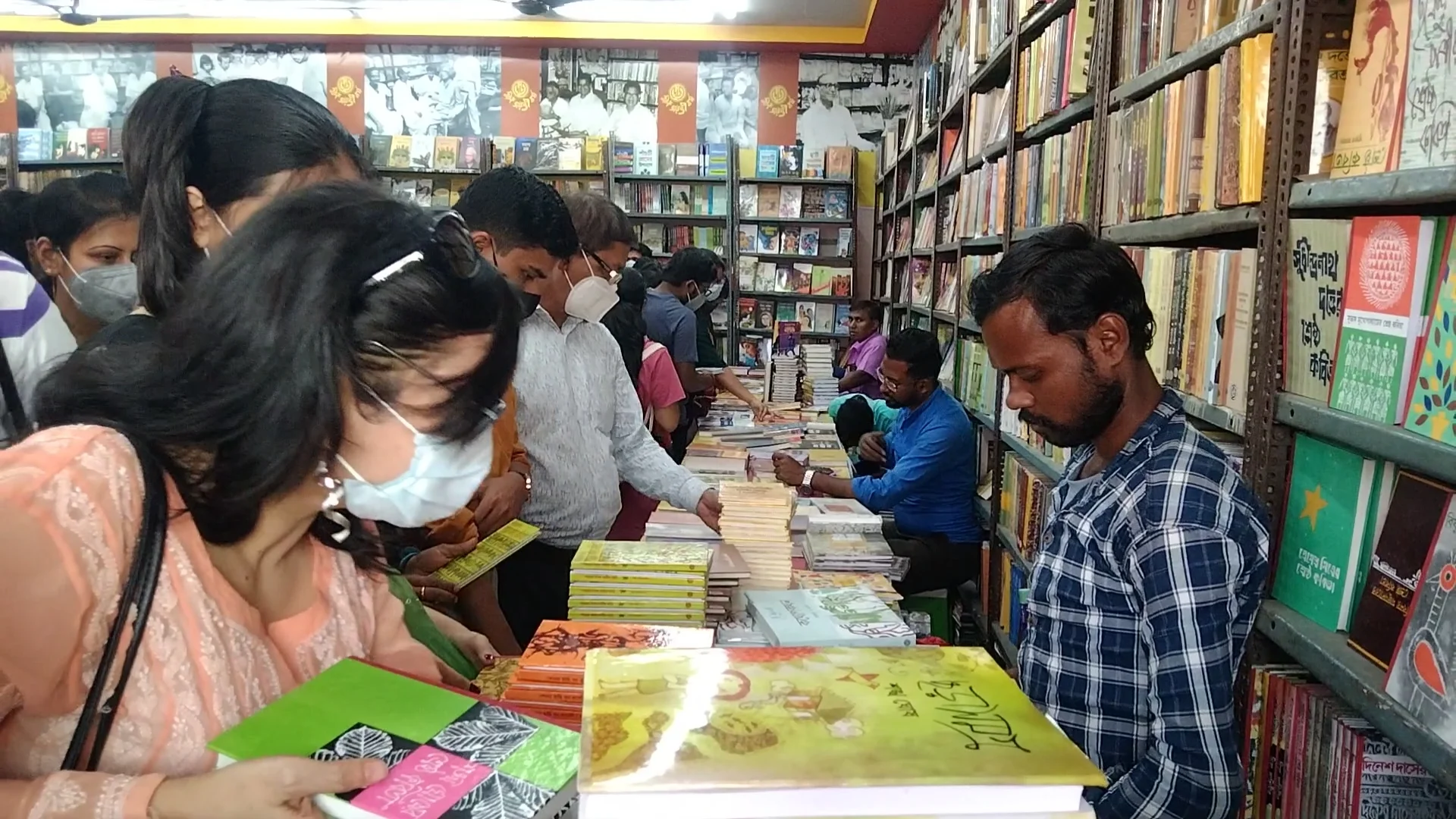 ডিজিটাল মিডিয়া থাবা বসাতে পারেনি "বই পড়ার" আবেগে৷ বলছেন গিল্ড কর্তারা