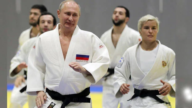 ক্ষুদ্ধ ক্রীড়াবিশ্বঃ এবার কেড়ে নেওয়া হল পুতিনের ব্ল্যাকবেল্ট