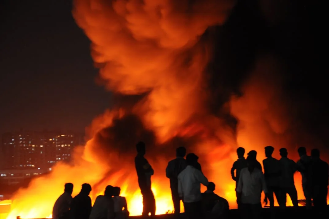 ট্যাংরায় বিধ্বংসী আগুন­ জান-মাল রক্ষার জন্য আযান- সোস্যাল মিডিয়ায় ভাইরাল ভিডিয়ো