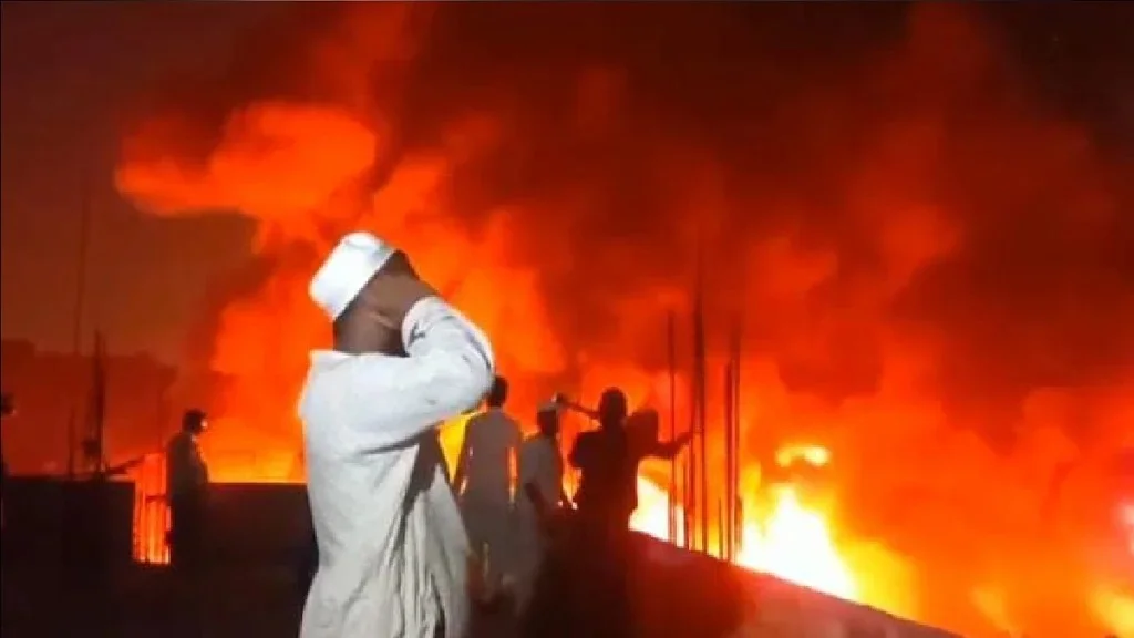 ট্যাংরায় বিধ্বংসী আগুন­ জান-মাল রক্ষার জন্য আযান- সোস্যাল মিডিয়ায় ভাইরাল ভিডিয়ো