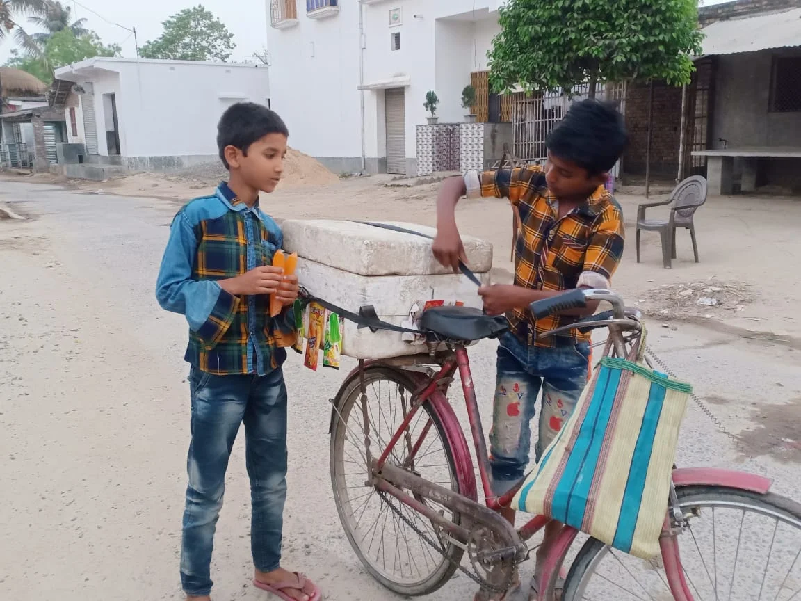 ঈদে নতুন পোশাক কিনতে আইসক্রিম বিক্রি করছে কচিকাঁচার দল