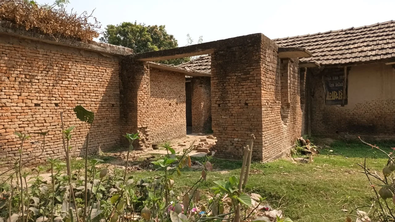 প্রশাসনিক উদাসীনতায় চুরি হয়ে যাচ্ছে গৌড়ের সুলতানী স্থাপত্য