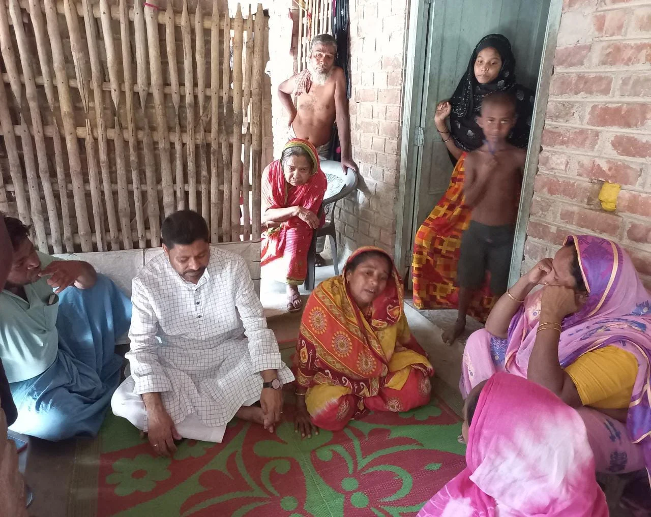 একের পর এক ম্যানহোলে নেমে, উঠে এল না ওরা!<div class=