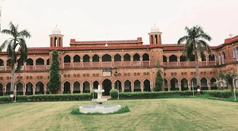 ধর্মীয় ভাবাবেগে আঘাত! অভিযুক্ত অধ্যাপককে শো-কজ আলিগড় মুসলিম বিশ্ববিদ্যালয়ের