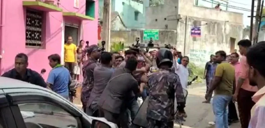 উপ নির্বাচনে উত্তপ্ত আসানসোল, লালগঞ্জে তৃণমূল কর্মীদের বাঁশপেটা সেন্ট্রাল ফোর্সের