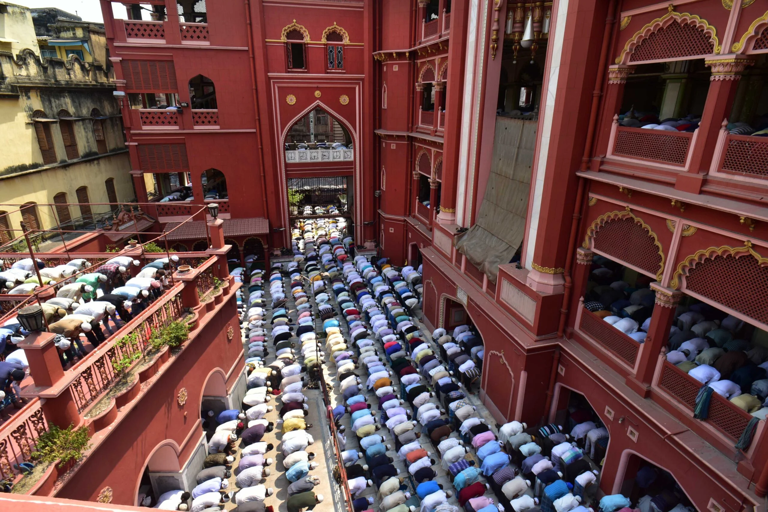 রমযানের প্রথম জুম্মায় ভিড়ে ঠাসা নাখোদা - টিপু সুলতান মসজিদ চত্বর