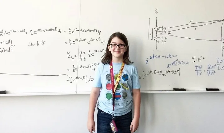 মাত্র ১৩ বছর বয়সেই স্নাতক!<div class=