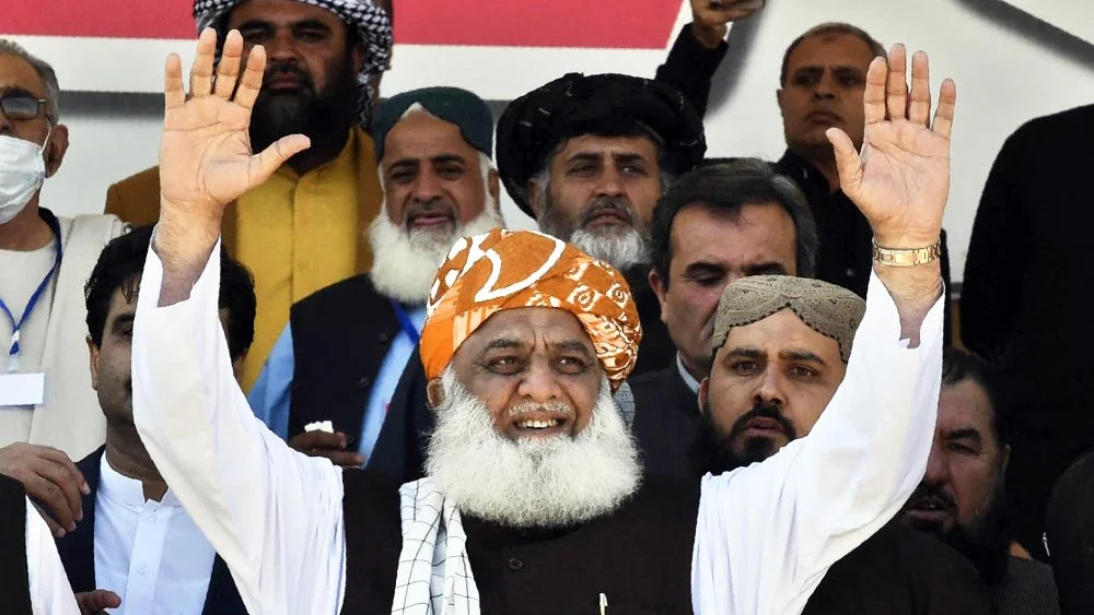 কিসসা কুর্সি কাঃআসন হারালেন ইমরান, নেপথ্যে কোন চার