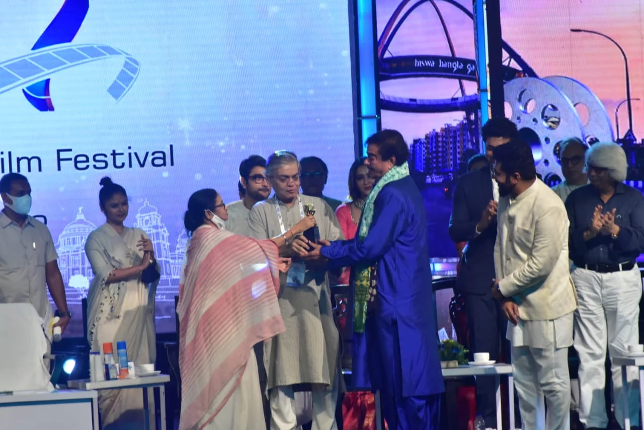 মমতা শত্রুঘ্ন সিনহাকে দিলেন গুরুদায়িত্ব, বললেন আগামী বছরের বিজিবিএসে চলচ্চিত্রকেও সংযুক্ত করা হবে