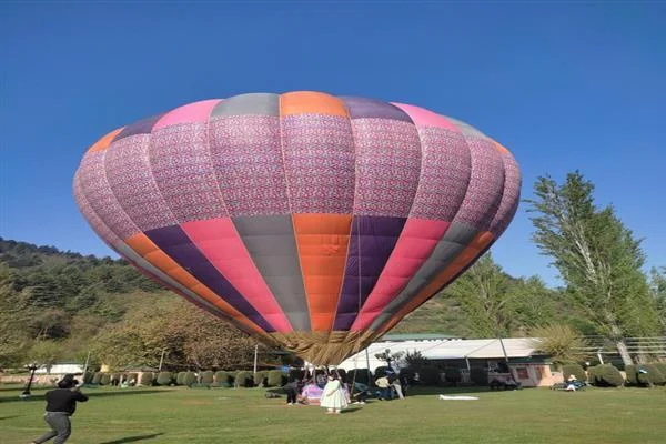 শ্রীনগরে পর্যটন টানতে চালু হল ‘হট এয়ার বেলুন’