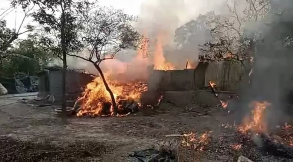 ইফতার তৈরির সময় গ্যাস সিলিন্ডার ফেটে আগুন, রতুয়ায় পুড়ল সাতটি বাড়ি 