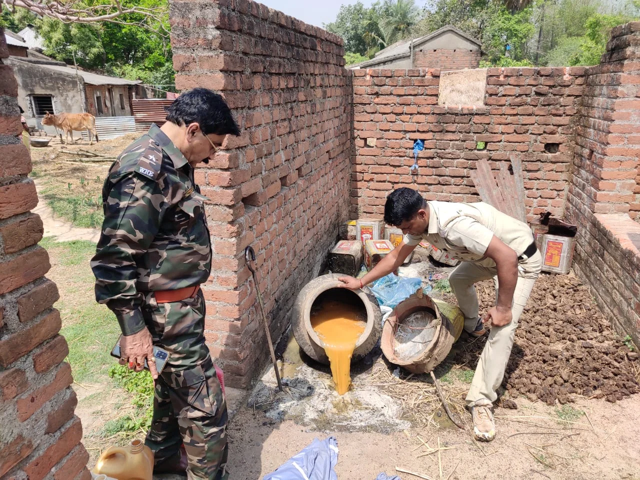 বিপুল পরিমাণে নিষিদ্ধ চোলাই মদ সহ কাঁচামাল বাজেয়াপ্ত আবগারি দফতরের