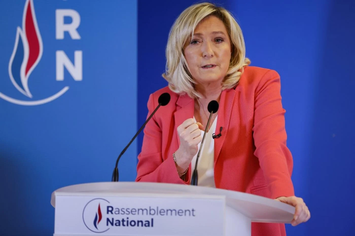 হিজাব নিষিদ্ধের পরিকল্পনা, প্রেসিডেন্ট পদপ্রার্থী লা পেনকে তুলাধুনা মুসলিম নারীর