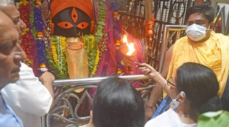 " মা কথা রেখেছেন" জোড়া জয়ে কালীঘাটে পুজো দিলেন মমতা