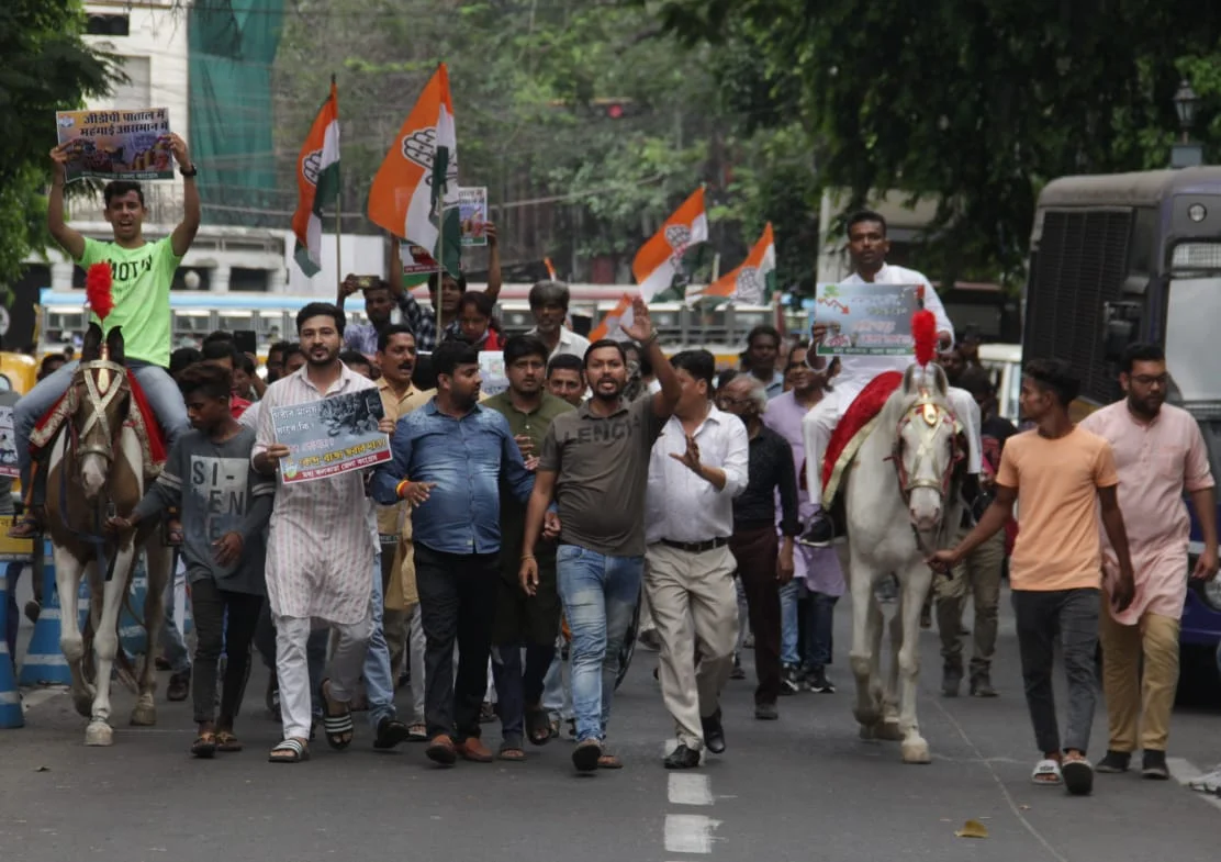 পেট্রোল-ডিজেলের দাম বৃদ্ধির প্রতিবাদে রাজভবনের  সামনে ঘোড়ায় চেপে বিক্ষোভ কংগ্রেসের
