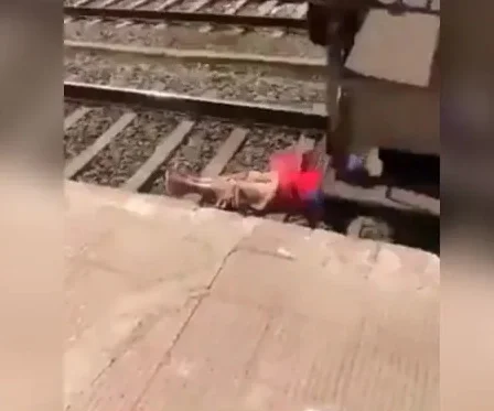 ওপরে মালগাড়ি, ট্রেন লাইনে শুয়ে মোবাইলে গল্প! ঠাস করে থাপ্পড় মেরে 'বীরত্ব' পুরস্কার দেওয়া উচিত