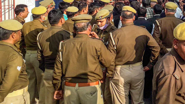 “সাংবাদিককে নগ্ন করে ভিডিও” চাপের মুখে অভিযুক্ত পুলিশ কর্মীদের বিরুদ্ধে ব্যবস্থা নিল যোগী প্রশাসন