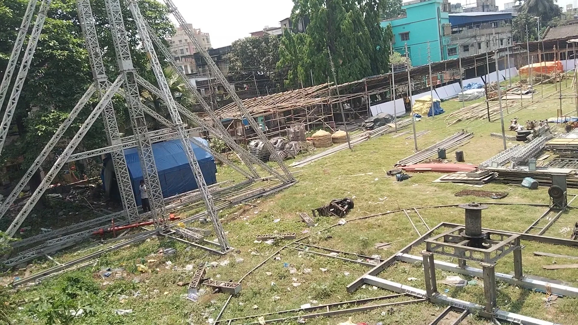 মর্মান্তিকঃ শঙ্করমঠে হাওড়া উৎসবের নাগরদোলার কাজ করতে গিয়ে উঁচু স্তম্ভ থেকে পড়ে গুরুতর জখম শ্রমিক