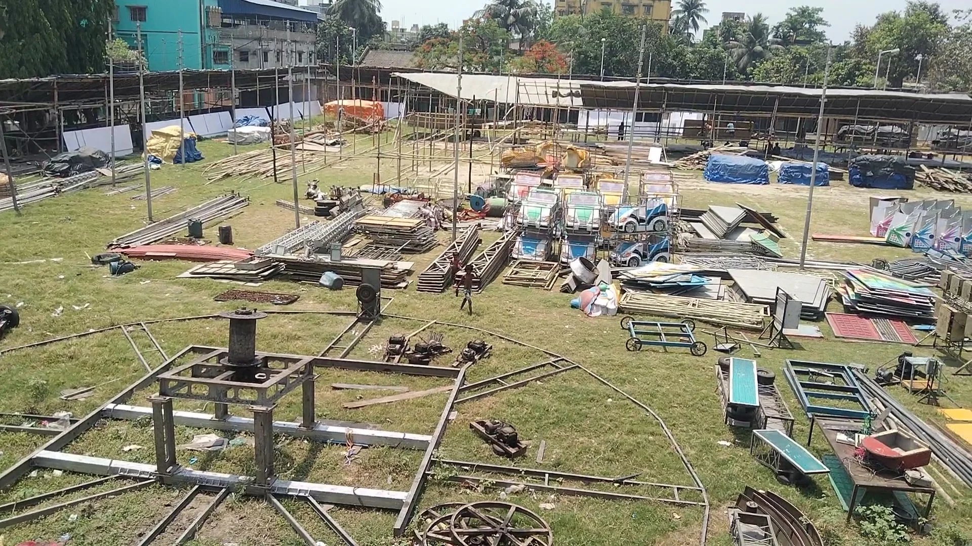 মর্মান্তিকঃ শঙ্করমঠে হাওড়া উৎসবের নাগরদোলার কাজ করতে গিয়ে উঁচু স্তম্ভ থেকে পড়ে গুরুতর জখম শ্রমিক