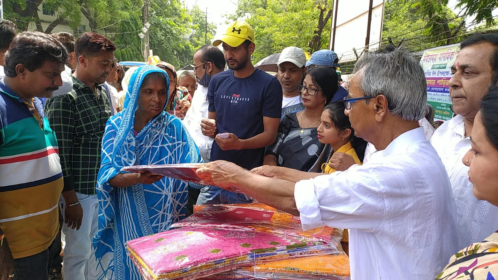 ঈদ উপলক্ষে মমতাময়ী মানবিক স্টলের উদ্যোগে  নতুন বস্ত্র প্রদান।<div class=