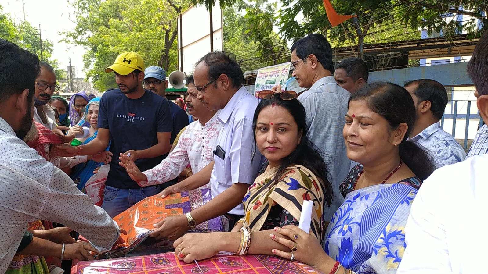 ঈদ উপলক্ষে মমতাময়ী মানবিক স্টলের উদ্যোগে  নতুন বস্ত্র প্রদান।